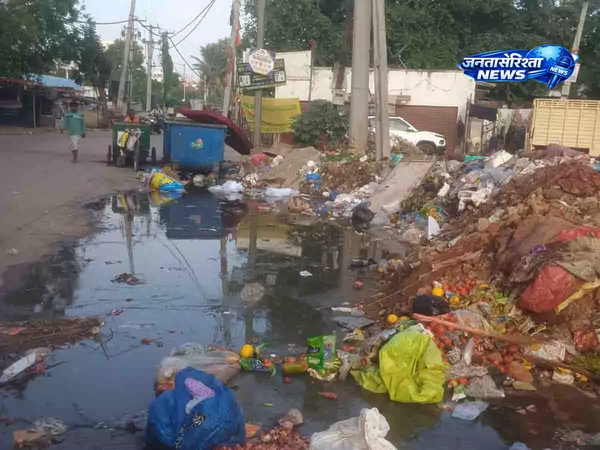 शेखपेट सरकारी स्कूल के बाहर सीवेज और कचरा जमा, चिंता बढ़ी