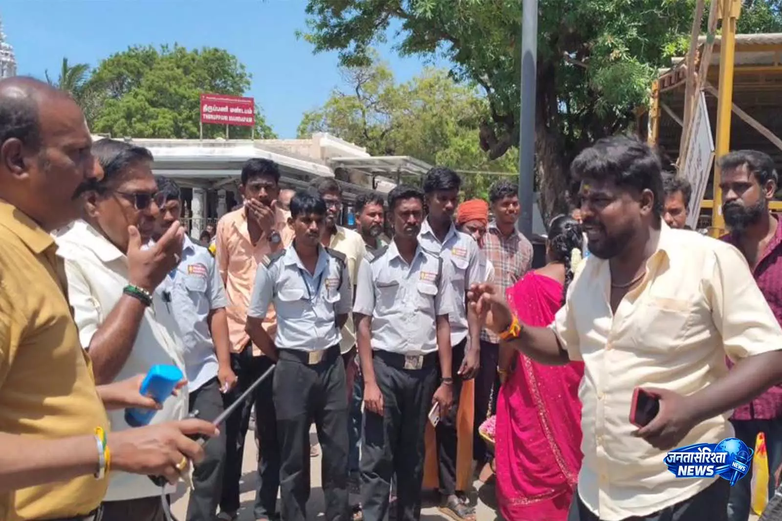 Tiruchendur Murugan मंदिर परिसर से 500 से अधिक दुकानदार हटाए गए, विक्रेताओं में रोष Tiruchendur Murugan मंदिर परिसर से 500 से अधिक दुकानदार हटाए गए, विक्रेताओं में रोष