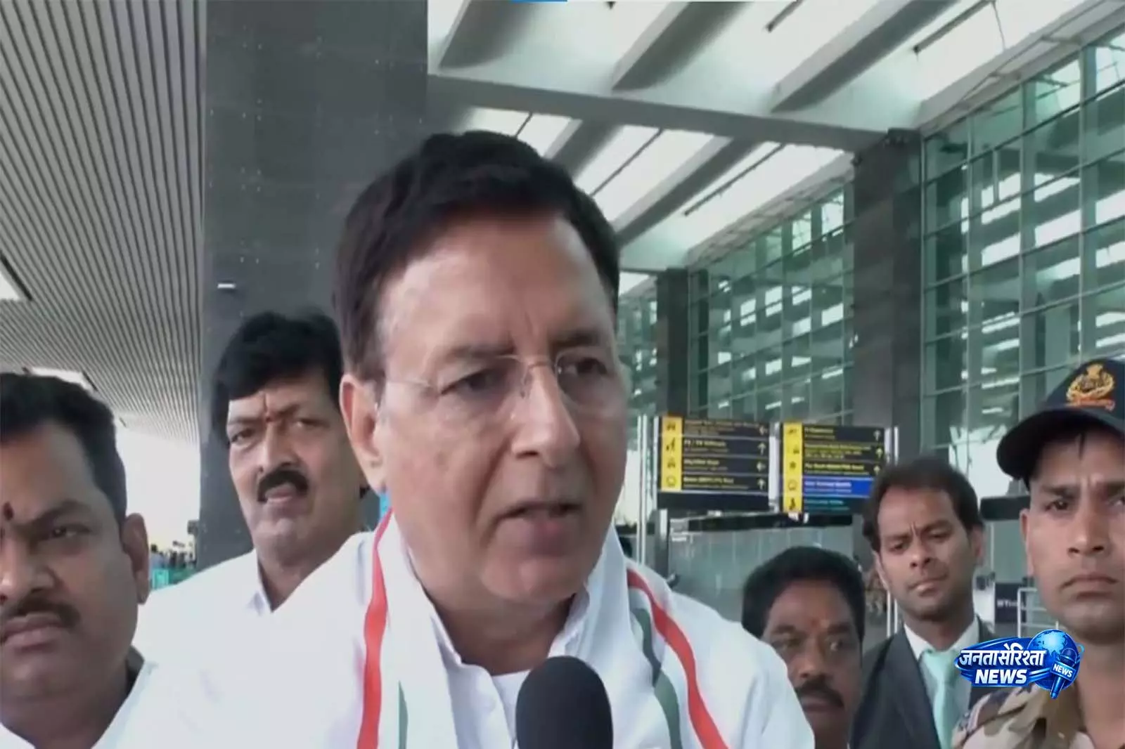 सुरजेवाला का पलटवार, कुमारस्वामी पर लगाए ‘Doublespeak’ के आरोप सुरजेवाला का पलटवार, कुमारस्वामी पर लगाए ‘Doublespeak’ के आरोप