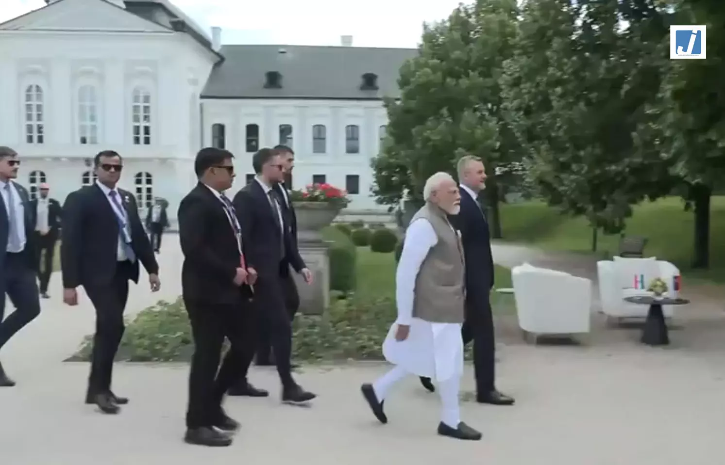 योग के रंग में रंगा स्लोवाकिया, विशेष सत्र में पहुंचे PM मोदी योग के रंग में रंगा स्लोवाकिया, विशेष सत्र में पहुंचे PM मोदी