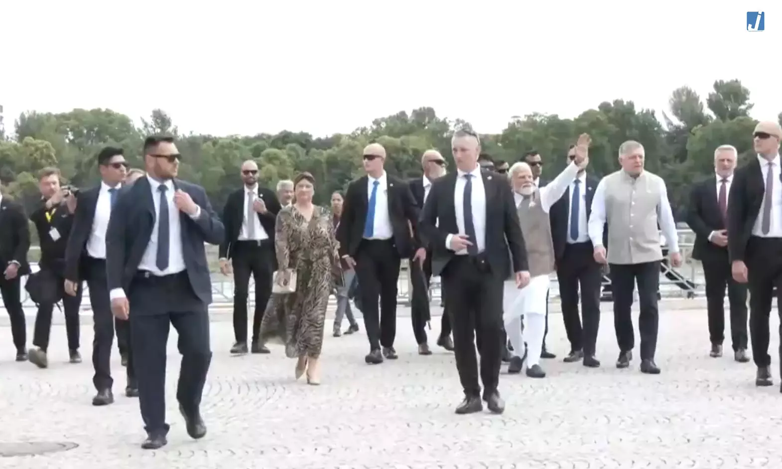 निवेश और व्यापार पर चर्चा के बाद जनता से रूबरू हुए PM मोदी निवेश और व्यापार पर चर्चा के बाद जनता से रूबरू हुए PM मोदी