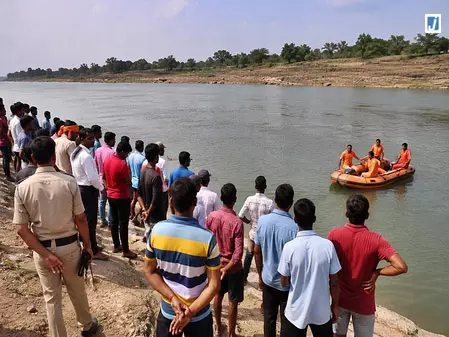 सोन नदी का कहर! स्नान करते समय 4 लोग बहे, प्रशासन अलर्ट सोन नदी का कहर! स्नान करते समय 4 लोग बहे, प्रशासन अलर्ट