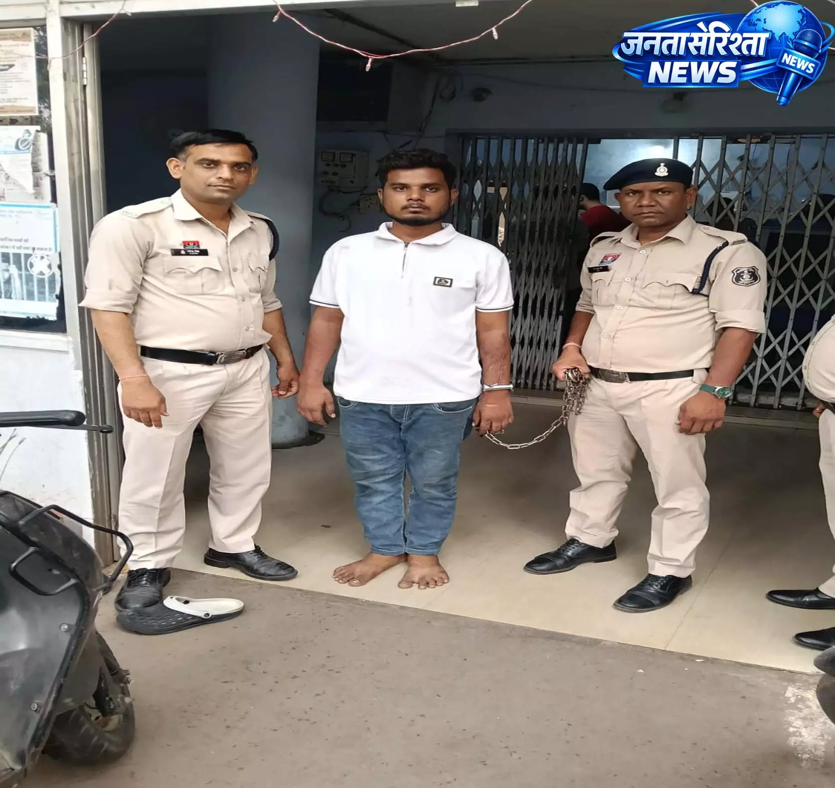 रायपुर में अवैध शराब बिक्री पर पुलिस की कार्रवाई, 23 वर्षीय आरोपी गिरफ्तार रायपुर में अवैध शराब बिक्री पर पुलिस की कार्रवाई, 23 वर्षीय आरोपी गिरफ्तार