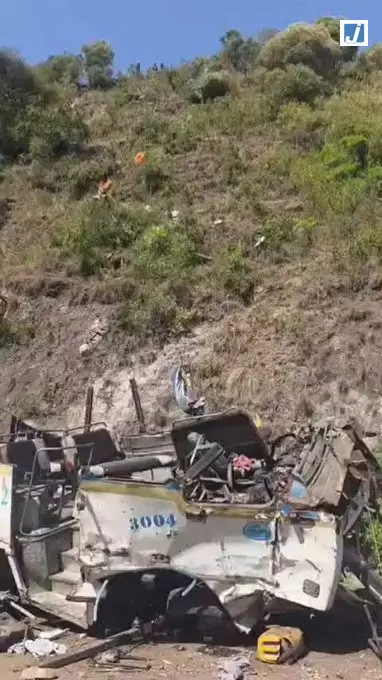 VIDEO BREAKING: यात्रियों से भरी बस गहरी खाई में समाई, 31 की दर्दनाक मौत VIDEO BREAKING: यात्रियों से भरी बस गहरी खाई में समाई, 31 की दर्दनाक मौत