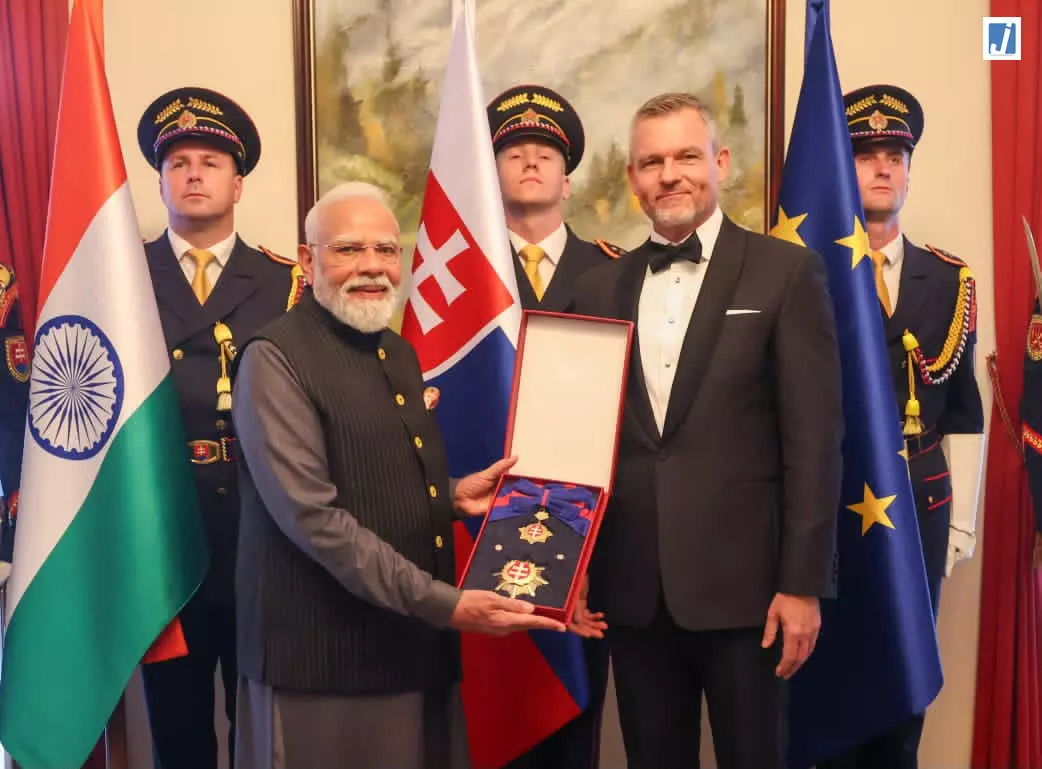 पीएम मोदी को सर्वोच्च सम्मान ‘Order of the White Double Cross’ से किया सम्मानित पीएम मोदी को सर्वोच्च सम्मान ‘Order of the White Double Cross’ से किया सम्मानित