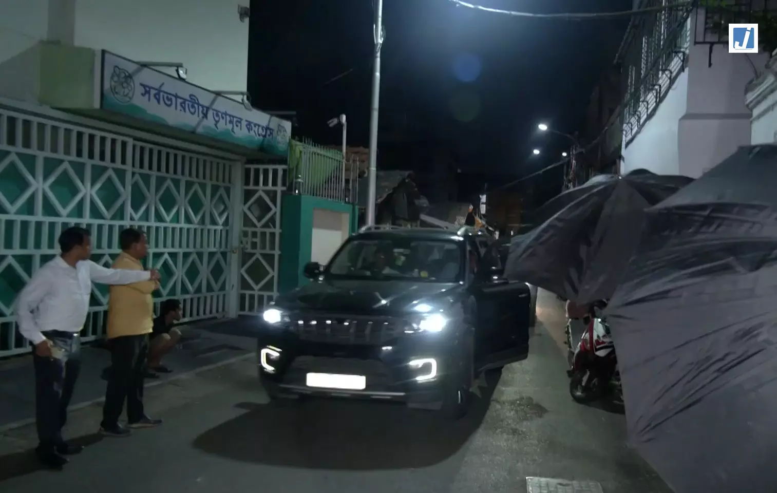 अभिषेक बनर्जी की ममता बनर्जी के आवास में एंट्री, सुरक्षा व्यवस्था कड़ी अभिषेक बनर्जी की ममता बनर्जी के आवास में एंट्री, सुरक्षा व्यवस्था कड़ी