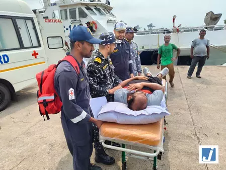 भारतीय तटरक्षक बल ने चलाया मेडिकल इवैक्यूएशन ऑपरेशन, जहाज से बीमार नाविक को किया रेस्क्यू भारतीय तटरक्षक बल ने चलाया मेडिकल इवैक्यूएशन ऑपरेशन, जहाज से बीमार नाविक को किया रेस्क्यू