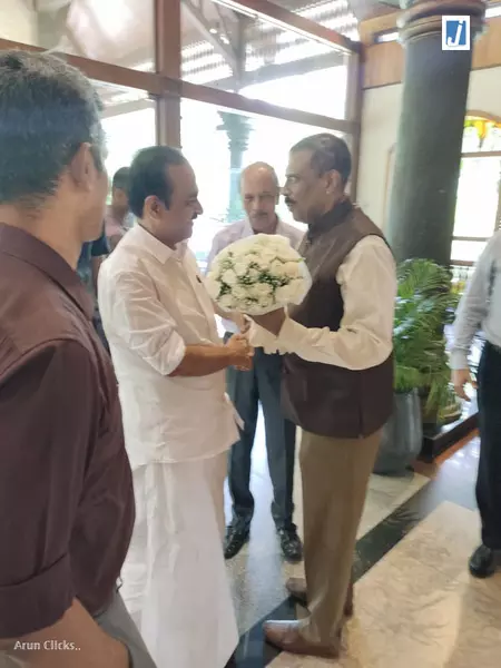 केरल के ‘छिपे’ कर राजस्व को उजागर करने की योजना पर सीएम सतीशन ने की चर्चा केरल के ‘छिपे’ कर राजस्व को उजागर करने की योजना पर सीएम सतीशन ने की चर्चा