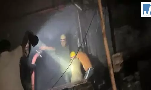 मार्केट के दुकानों में लगी आग, मचा हड़कंप, देखें मंजर