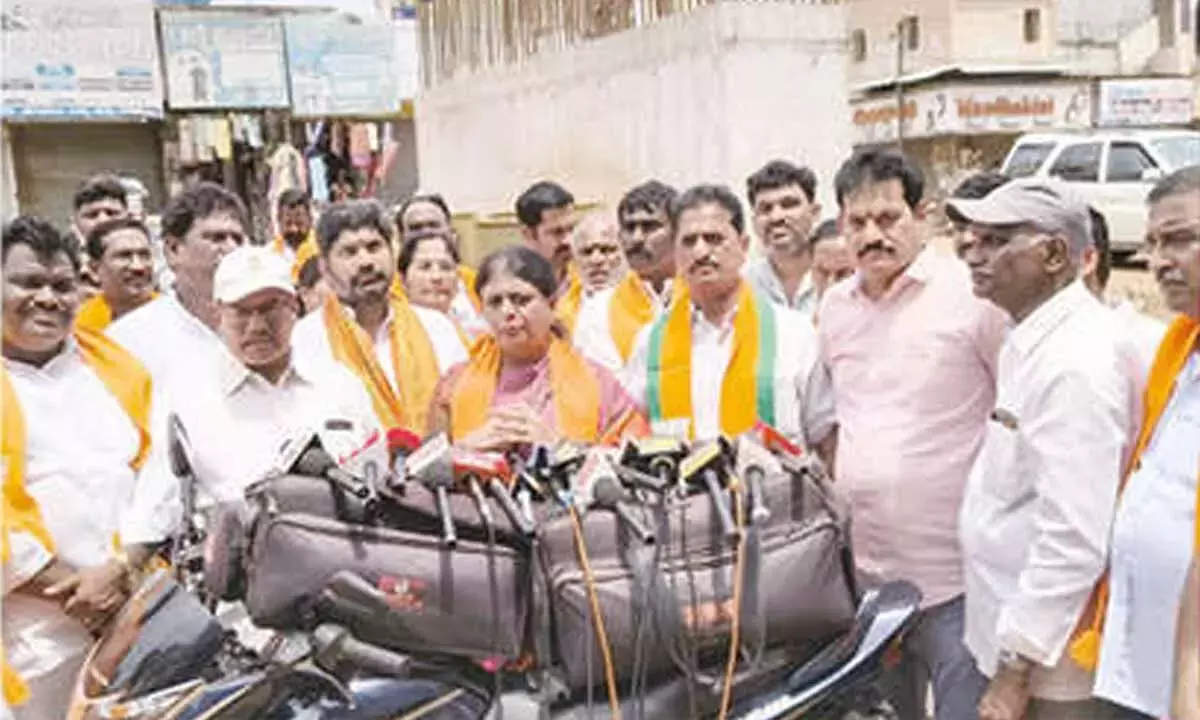 BJP ने आंध्र प्रदेश की परियोजनाओं के लिए केंद्र के समर्थन को रेखांकित किया BJP ने आंध्र प्रदेश की परियोजनाओं के लिए केंद्र के समर्थन को रेखांकित किया