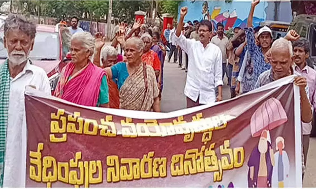 Andhra: बुजुर्गों के साथ दुर्व्यवहार के खिलाफ जागरूकता रैली आयोजित की गई Andhra: बुजुर्गों के साथ दुर्व्यवहार के खिलाफ जागरूकता रैली आयोजित की गई