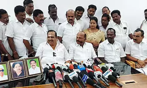AIADMK में अंदरूनी विवाद तेज, पूर्व मंत्री ने सी.वी. षणमुगम पर लगाया हार का आरोप AIADMK में अंदरूनी विवाद तेज, पूर्व मंत्री ने सी.वी. षणमुगम पर लगाया हार का आरोप