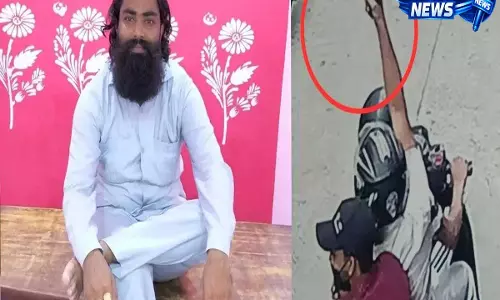 Delhi में दिन-दहाड़े युवक की गोली मारकर हत्या, CCTV फुटेज में कैद हुई घटना Delhi में दिन-दहाड़े युवक की गोली मारकर हत्या, CCTV फुटेज में कैद हुई घटना