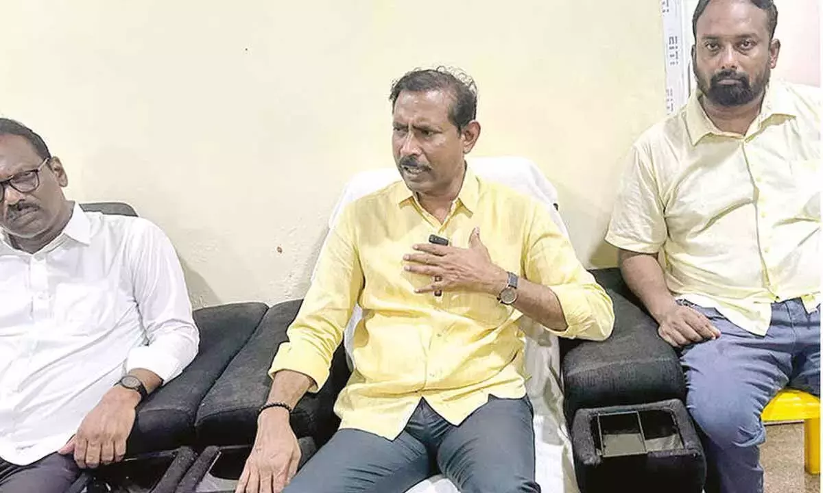 TDP के राज्य प्रमुख पल्ला ने अमरनाथ की अपमानजनक टिप्पणियों की कड़ी आलोचना की TDP के राज्य प्रमुख पल्ला ने अमरनाथ की अपमानजनक टिप्पणियों की कड़ी आलोचना की