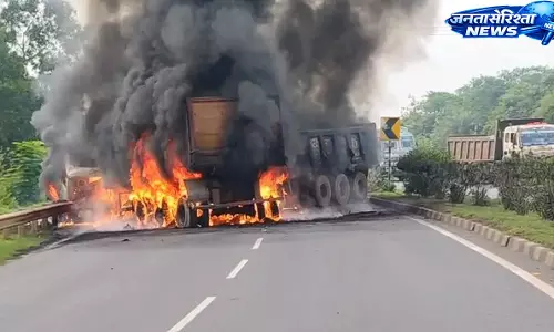 Sundergarh : भीषण सड़क हादसा, आमने-सामने टक्कर के बाद दो ट्रकों में आग लगी Sundergarh : भीषण सड़क हादसा, आमने-सामने टक्कर के बाद दो ट्रकों में आग लगी