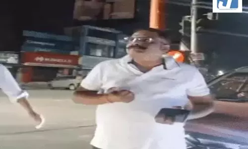 चाय वाले से विवाद पर फर्जी IPS गिरफ्तार, पुलिस को सैल्यूट करने का दिया आदेश चाय वाले से विवाद पर फर्जी IPS गिरफ्तार, पुलिस को सैल्यूट करने का दिया आदेश