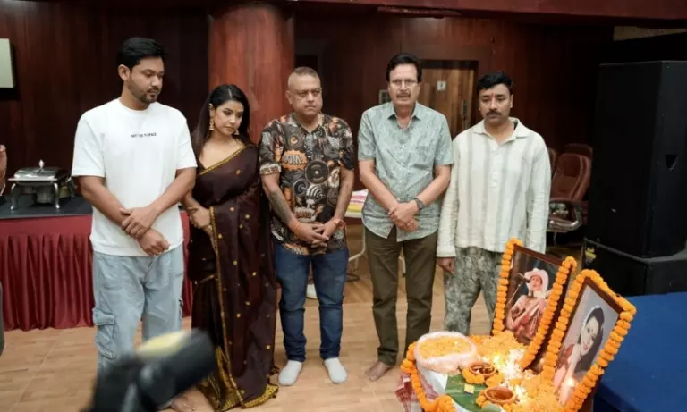 Assam: जुबीन गर्ग और गायत्री हजारिका को श्रद्धांजलि, डिफोलु का प्रोमो लॉन्च Assam: जुबीन गर्ग और गायत्री हजारिका को श्रद्धांजलि, डिफोलु का प्रोमो लॉन्च