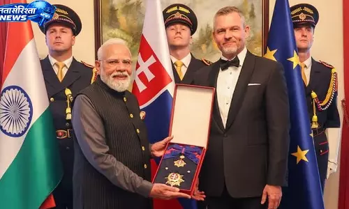 PM Modi को स्लोवाकिया का सर्वोच्च सम्मान ‘ऑर्डर ऑफ द व्हाइट डबल क्रॉस’ प्रदान किया गया PM Modi को स्लोवाकिया का सर्वोच्च सम्मान ‘ऑर्डर ऑफ द व्हाइट डबल क्रॉस’ प्रदान किया गया