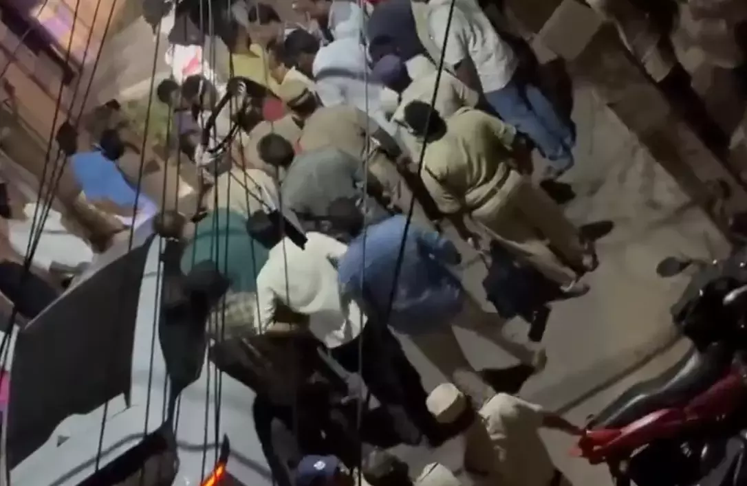 Andhra: टीडी नेता के घर पर तनावपूर्ण माहौल; पुलिस ने दखल दिया Andhra: टीडी नेता के घर पर तनावपूर्ण माहौल; पुलिस ने दखल दिया