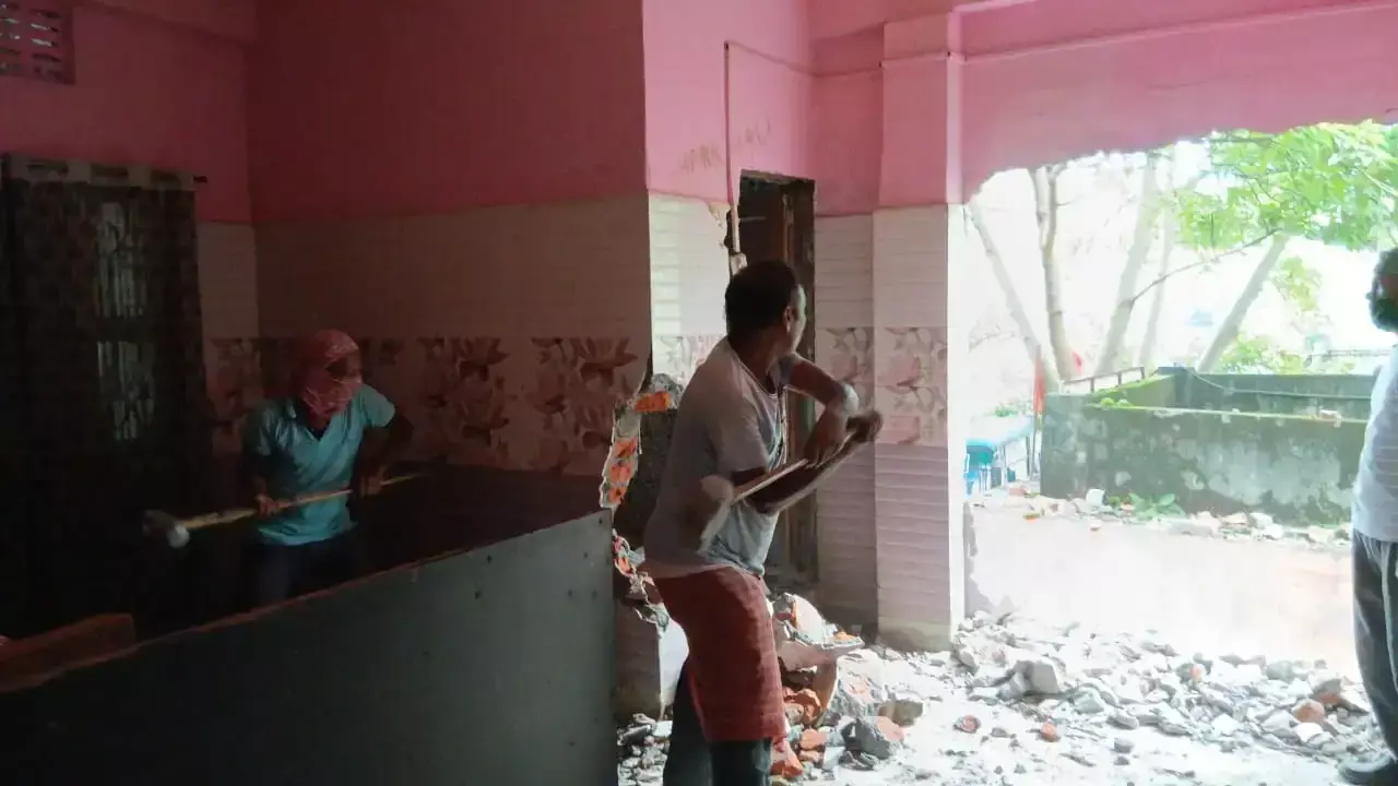 Siliguri: अदालत के आदेश के बाद अवैध निर्माणों पर निगम की कार्रवाई Siliguri: अदालत के आदेश के बाद अवैध निर्माणों पर निगम की कार्रवाई