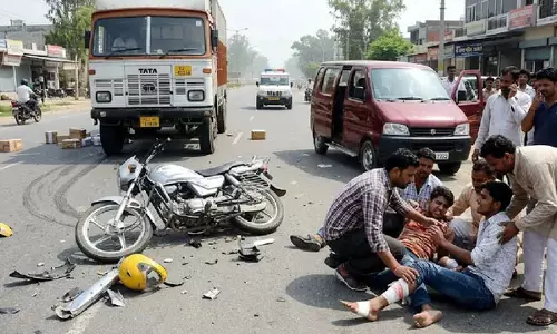 Jalbera रोड पर भीषण सड़क हादसा, कैंटर की टक्कर से तीन चचेरे भाई गंभीर रूप से घायल Jalbera रोड पर भीषण सड़क हादसा, कैंटर की टक्कर से तीन चचेरे भाई गंभीर रूप से घायल