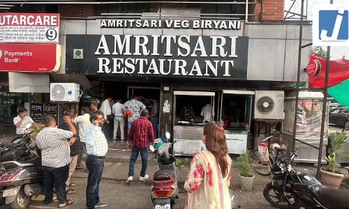 Raipur: बाथरूम से लगे मटके में बिरयानी, गंदगी देख अधिकारियों के उड़े होश, ₹1 लाख जुर्माना Raipur: बाथरूम से लगे मटके में बिरयानी, गंदगी देख अधिकारियों के उड़े होश, ₹1 लाख जुर्माना