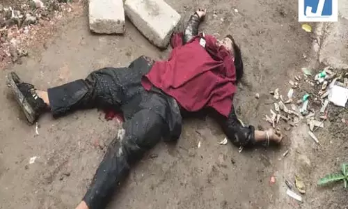 गली में खून से लथपथ मिली युवक की लाश, बेरहमी से हत्या के बाद फैली सनसनी