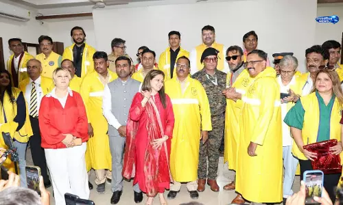 Mumbai पुलिस के जवानों को राहत, रेनकोट वितरण अभियान शुरू