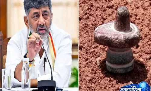कर्नाटक के कोप्पल जिले में एक किसान ने खेत में शिवलिंग मिलने का किया दावा कर्नाटक के कोप्पल जिले में एक किसान ने खेत में शिवलिंग मिलने का किया दावा