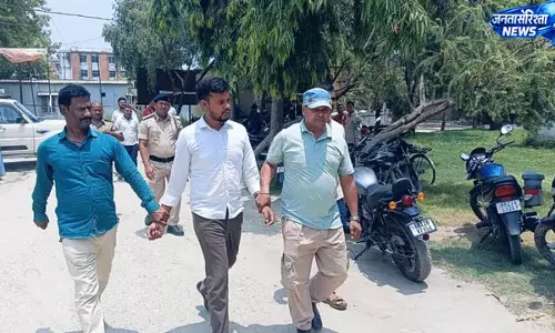Bihar : बेतिया अंचल कार्यालय में छापेमारी, 15 हजार लेते डेटा एंट्री ऑपरेटर गिरफ्तार Bihar : बेतिया अंचल कार्यालय में छापेमारी, 15 हजार लेते डेटा एंट्री ऑपरेटर गिरफ्तार