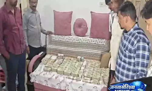 Telangana ACB की छापेमारी में एक करोड़ रुपये नकद बरामद Telangana ACB की छापेमारी में एक करोड़ रुपये नकद बरामद