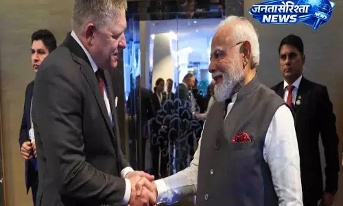 स्लोवाकिया के PM फिको ने फ्रांस के लिए रवाना होते समय PM मोदी को विदा किया स्लोवाकिया के PM फिको ने फ्रांस के लिए रवाना होते समय PM मोदी को विदा किया