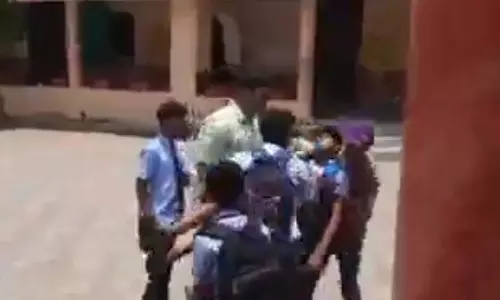 CG BREAKING: प्रार्थना सभा के दौरान छात्र बेहोश, गर्मी और उमस से बिगड़ी तबीयत CG BREAKING: प्रार्थना सभा के दौरान छात्र बेहोश, गर्मी और उमस से बिगड़ी तबीयत