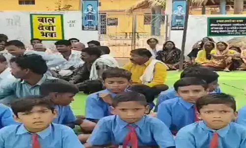 शाला प्रवेश उत्सव के दिन स्कूल में ताला, शिक्षक की मांग को लेकर ग्रामीणों का धरना शाला प्रवेश उत्सव के दिन स्कूल में ताला, शिक्षक की मांग को लेकर ग्रामीणों का धरना
