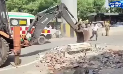 आगरा में 250 साल पुरानी मजार पर चला बुलडोजर, जिला प्रशासन ने की बड़ी कार्रवाई