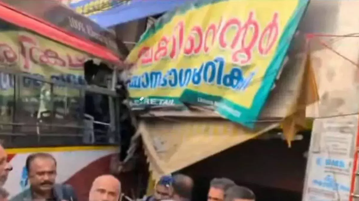 KSRTC बस के दुकान में घुसने से दो लोग गंभीर रूप से घायल