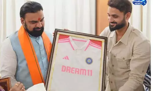 Akashdeep की मां ने शॉल ओढ़ाकर सीएम का किया स्वागत Akashdeep की मां ने शॉल ओढ़ाकर सीएम का किया स्वागत