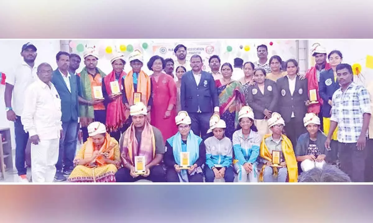 Andhra: पैरा स्पोर्ट्स एसोसिएशन ने मेडल जीतने वाले खिलाड़ियों को सम्मानित किया Andhra: पैरा स्पोर्ट्स एसोसिएशन ने मेडल जीतने वाले खिलाड़ियों को सम्मानित किया