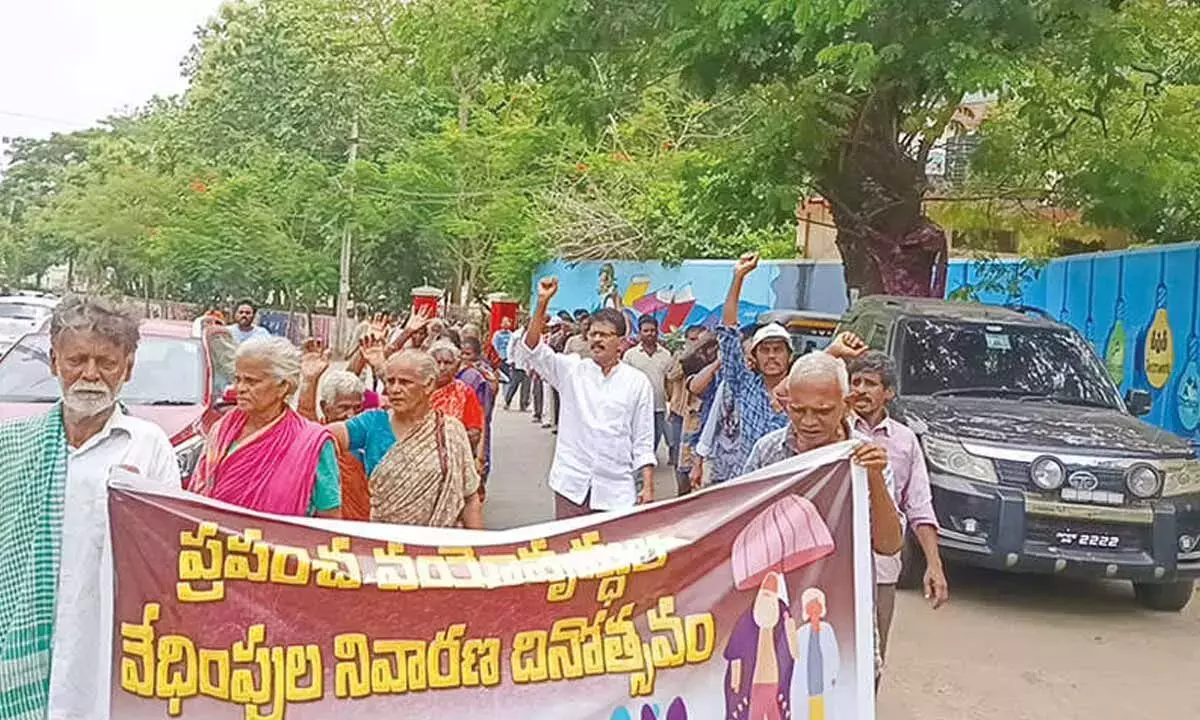 Andhra: बुजुर्गों के साथ दुर्व्यवहार के खिलाफ जागरूकता रैली निकाली गई Andhra: बुजुर्गों के साथ दुर्व्यवहार के खिलाफ जागरूकता रैली निकाली गई