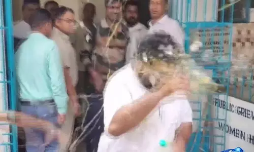 तृणमूल युवा नेता सौमित्र बनर्जी पर Court ले जाते समय अंडों से किया गया हमला तृणमूल युवा नेता सौमित्र बनर्जी पर Court ले जाते समय अंडों से किया गया हमला