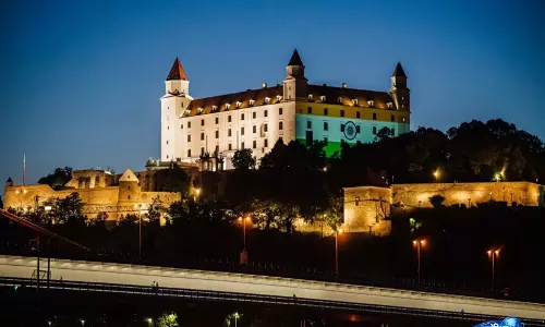 पीएम मोदी की Slovakia यात्रा के दौरान ब्रातिस्लावा किला तिरंगे रंग में जगमगाया पीएम मोदी की Slovakia यात्रा के दौरान ब्रातिस्लावा किला तिरंगे रंग में जगमगाया