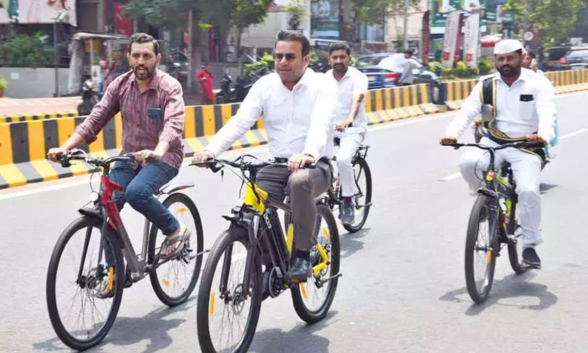 GVMC कमिश्नर और अधिकारी साइकिल चलाकर काम पर पहुँचे GVMC कमिश्नर और अधिकारी साइकिल चलाकर काम पर पहुँचे