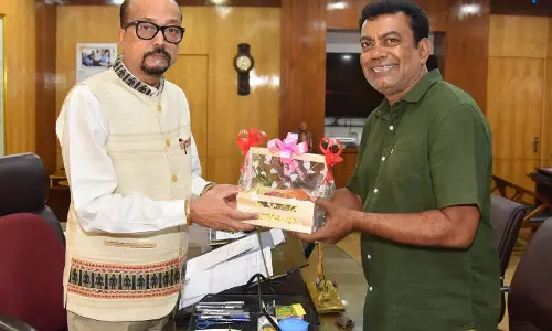 राज्यपाल रमेन डेका को जगदलपुर के ट्री मैन ने भेंट की मियाजाकी आम राज्यपाल रमेन डेका को जगदलपुर के ट्री मैन ने भेंट की मियाजाकी आम