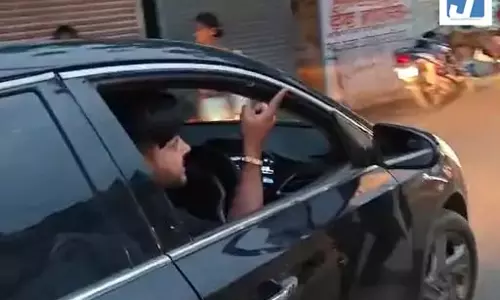 रौब दिखाने वाले की पुलिस ने अकड़ निकाल दी, सामने आया VIDEO रौब दिखाने वाले की पुलिस ने अकड़ निकाल दी, सामने आया VIDEO