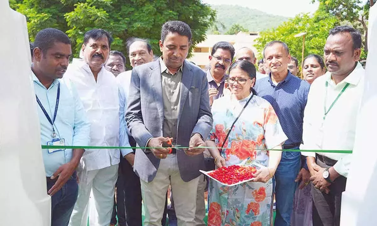 Andhra: मुफ़्त नेत्र देखभाल सेवाओं के लिए रेड क्रॉस की तारीफ़ की गई