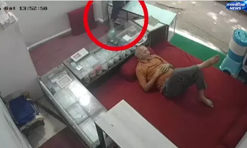 गुना में ज्वेलरी शॉप से 5 किलो चांदी चोरी, CCTV में कैद हुई वारदात गुना में ज्वेलरी शॉप से 5 किलो चांदी चोरी, CCTV में कैद हुई वारदात