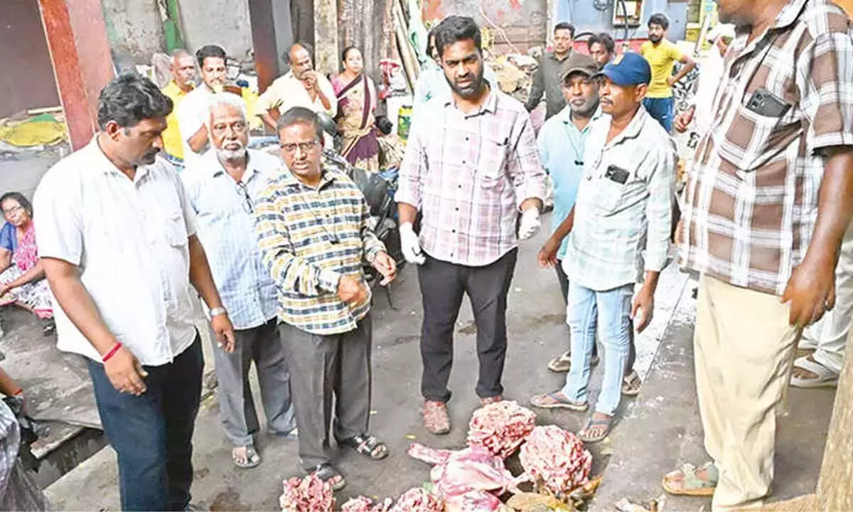 Andhra: तिरुपति में सड़े हुए मांस की ज़ब्ती से छिपी हुई सप्लाई चेन का पता चला है Andhra: तिरुपति में सड़े हुए मांस की ज़ब्ती से छिपी हुई सप्लाई चेन का पता चला है