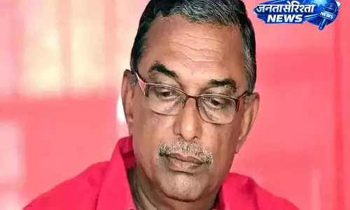 पद्मकुमार से जुड़े खुलासों पर रोक; CPM नेता सिर्फ़ सस्पेंशन की कार्रवाई से नाखुश पद्मकुमार से जुड़े खुलासों पर रोक; CPM नेता सिर्फ़ सस्पेंशन की कार्रवाई से नाखुश