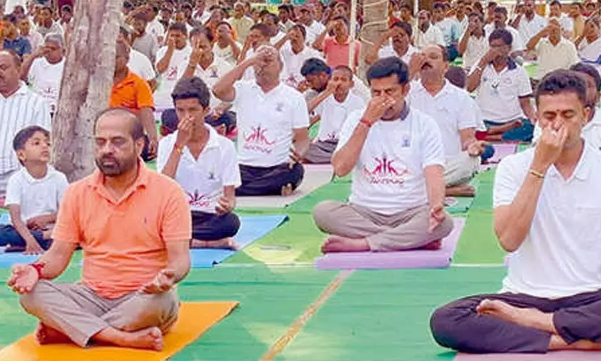 Andhra: मंत्री सत्या ने बुनकरों और व्यापार मालिकों के लिए सामूहिक योग सत्र का नेतृत्व किया Andhra: मंत्री सत्या ने बुनकरों और व्यापार मालिकों के लिए सामूहिक योग सत्र का नेतृत्व किया