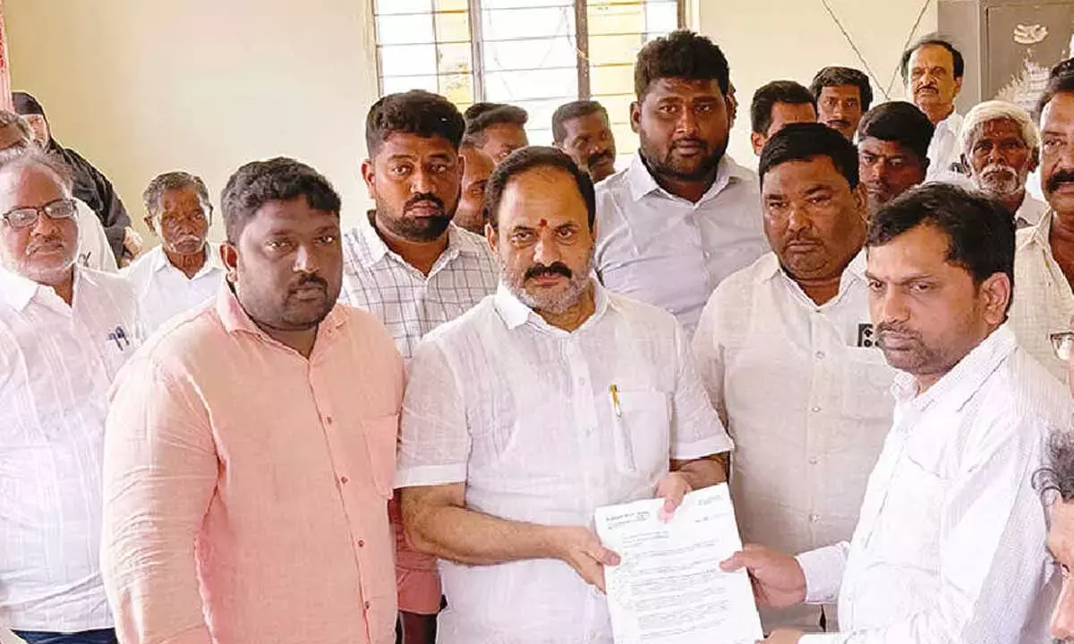 Andhra: पूर्व विधायक ने वोटर लिस्ट में गड़बड़ी को लेकर RDO के पास शिकायत दर्ज कराई Andhra: पूर्व विधायक ने वोटर लिस्ट में गड़बड़ी को लेकर RDO के पास शिकायत दर्ज कराई